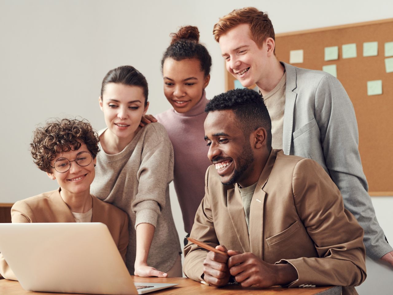 Des collègues échangent autour d'un ordinateur