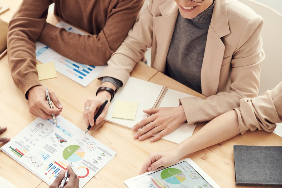 Des consultants analysent des graphiques sur une table de travail