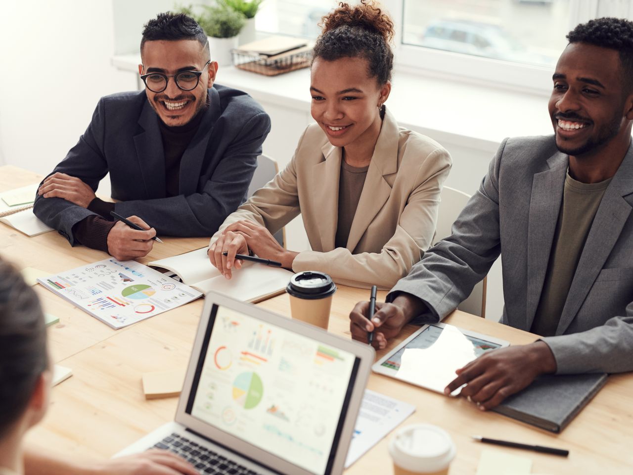 Une équipe réunie autour d'une table de travail