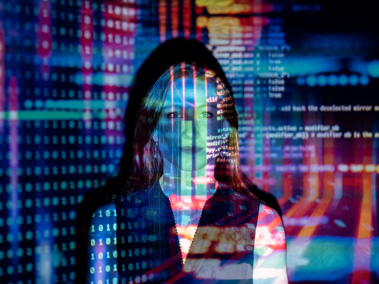 Une professionnelle face à des données numériques